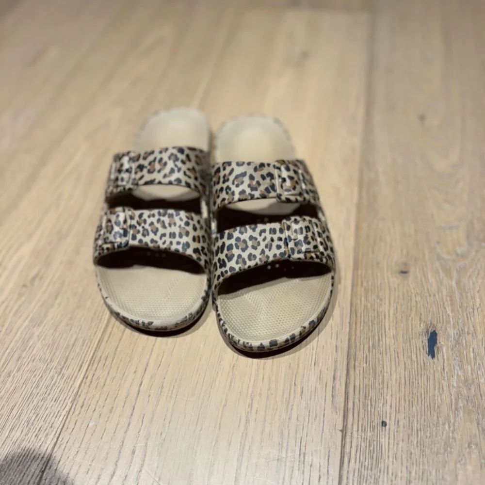Freedom Moses  leopard print slide sandals-EUC​